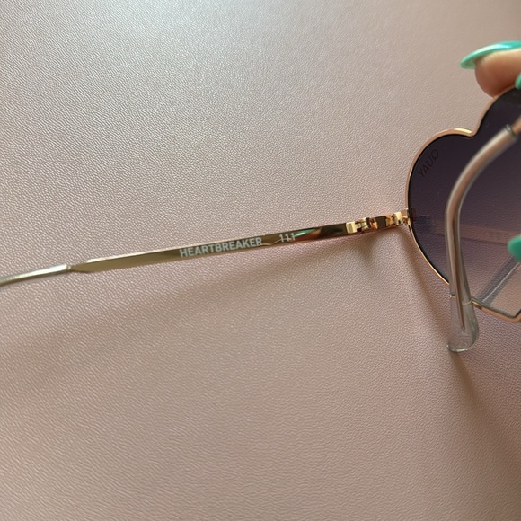 QUAY Heartbreaker Sunglasses - Picture 3 of 4